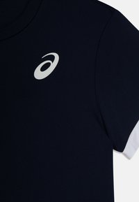 Laivaston lyhythihainen urheilupaita, jossa on sileä pinta. Paidassa on valkoinen logo rinnassa ja valkoinen yksityiskohta hihassa.