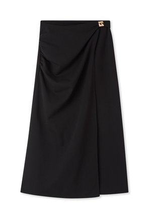 Gonna nera in tessuto liscio con dettagli drappeggiati e un accento in tono oro in vita per un interesse visivo aggiunto.