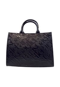 Borsa nera lucida con motivo in rilievo di script audace e due robuste maniglie superiori su uno sfondo bianco.