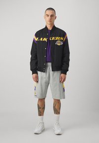 New Era NBA LOS ANGELES LAKERS PANEL BOMBER - Športne kratke hlače - black