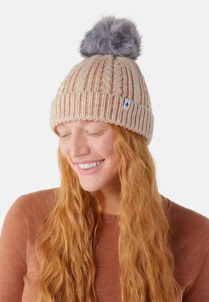 Helle beigemelierte Strickmütze mit strukturiertem Rippenmuster und einem grauen Kunstpelz-Pompon oben. Verfügt über ein kleines Logopatch an der Seite.