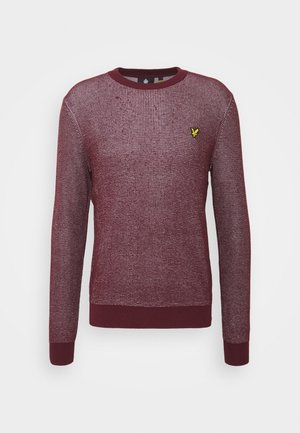 Burgundský pletený svetr s texturovaným vzorem, žebrovaným výstřihem a manžetami, s malým žlutým logem na hrudi. Klasický design s kulatým výstřihem.