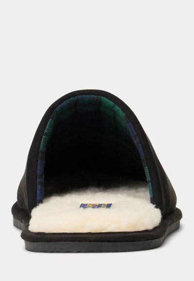 Chinelo preto com abertura arredondada, forro macio de lã e superfície exterior texturizada. Apresenta um padrão de xadrez no interior e sola sólida.