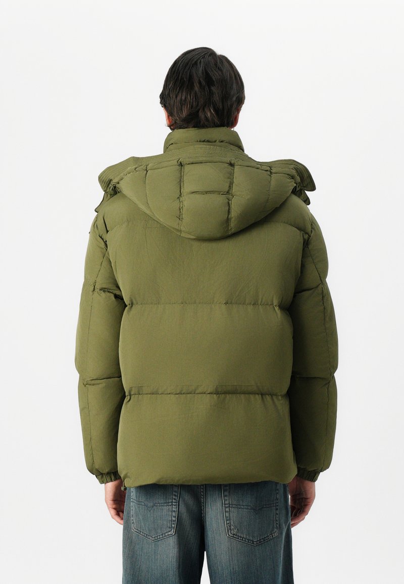 Chaqueta acolchada verde con capucha, con un diseño de acolchado, puños elásticos y un ajuste relajado. La textura parece suave y liviana.
