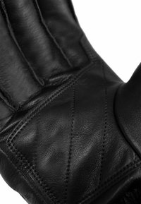 Schwarzer Lederhandschuh mit einem gesteppten Design auf der Handfläche und sichtbaren Nähten. Das Leder hat eine glatte Textur und ein elegantes Finish.