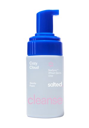 Butelka pianki do oczyszczania oznaczona "Cozy Cloud", "Delikatna pianka", "SeaSync™, zarodki pszenicy, mocznik" oraz "solona", z niebieskim dozownikiem pompkowym.