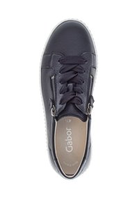 Schwarze Leder-Sneaker mit Schnürsenkeln und seitlichen Reißverschlüssen, ausgestattet mit einer weißen Gummisohle und einer glatten Textur. Das Innenetikett trägt die Aufschrift "Gabor."