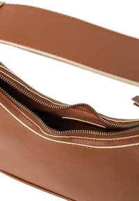 Braune Leder-Umhängetasche mit einem Reißverschlussverschluss, glatter Textur und kontrastierender cremefarbener Naht. Geräumiges Innere mit einem gefütterten Fach.