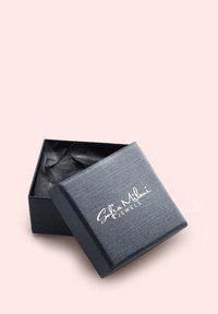 Scatola per gioielli nera con texture, con il coperchio leggermente aperto, che presenta il logo "Sofia Milani Jewels" in lettere bianche sulla parte anteriore.