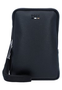 Bolsa crossbody de couro preto com superfície texturizada, zíper prateado e logotipo sutil; possui uma alça para transporte. Design compacto.