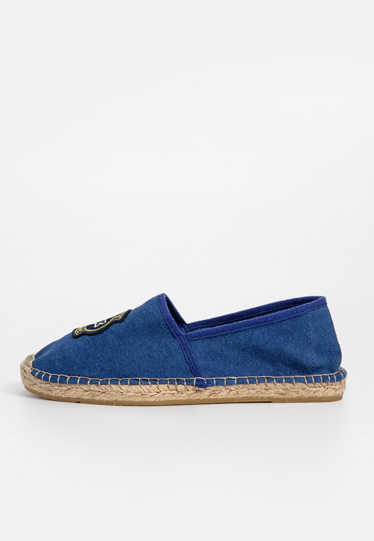 Espadrilles en toile bleu avec une semelle en jute tissée, design à enfiler, bout plat et détail de patch brodé à l'avant.