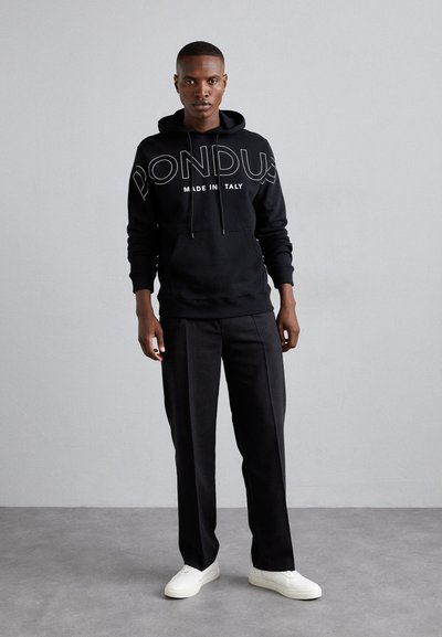 Felpa nera con cappuccio e testo grafico bianco "PONDU" e "MADE IN ITALY". Abbinate a pantaloni neri sartoriali e sneakers bianche.
