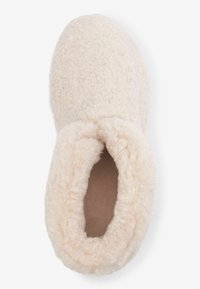 Chausson moelleux de couleur rose clair avec un bout arrondi et un revers doux. Intérieur doublé de matière pelucheuse, offrant une texture confortable.