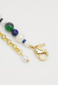 Goldkette mit bunten Perlen, darunter grün, blau und Perle. Sie verfügt über einen goldenen Verschluss mit einem Anhänger. Unterschiedliche Texturen und Größen.