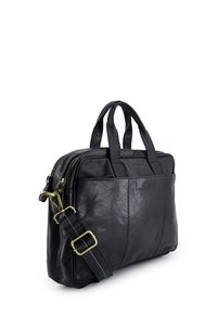 Černá kožená aktovka s dvojitými horními rukojeťmi, nastavitelným ramenním popruhem, zipovým uzavíráním, texturovaným povrchem a přední kapsou.