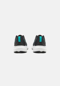 Zwarte sportieve schoenen met een textuur van mesh bovenkant, contrasterende teal accenten en een witte zool, die een gestroomlijnd, sportief ontwerp tonen.