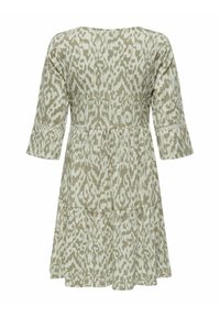 Roheline ja kreemikat värvi mustriga kleidiga, millel on kolmveerandi varrukad, laienev hem ja keeruline õmbluskunst. Kerge kangas, millel on peen struktuur.