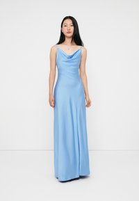Vestido maxi de cetim azul claro com decote em cavadura e alças finas, apresentando um corpete ajustado e uma saia fluida. Textura suave e design elegante.