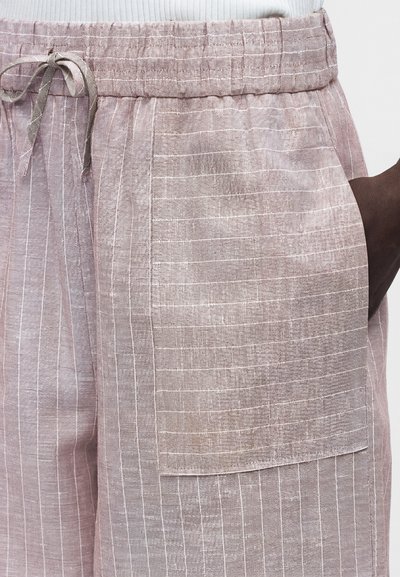Ανοιχτό μοβ λινό παντελόνι με λεπτές λευκές κάθετες ρίγες, ελαστική μέση με κορδόνι και μεγάλη τετράγωνη τσέπη στο πλάι.
