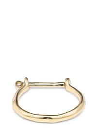 Pulsera de aro en tono dorado con un diseño liso y curvado. Cuenta con un cierre seguro y una silueta redondeada con un acabado pulido.