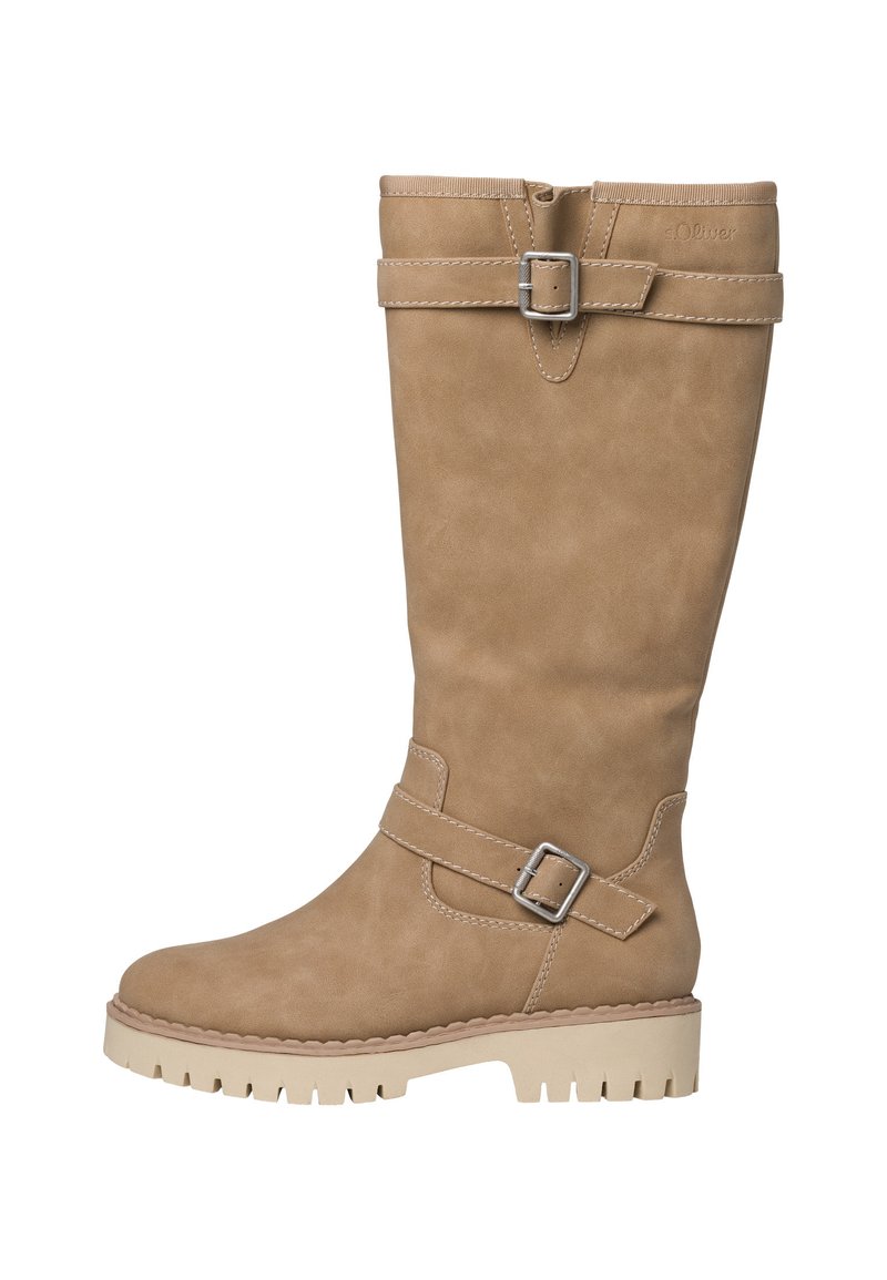 Beigefarbener, kniehoher Stiefel aus synthetischem Leder mit strukturiertem Finish, ausgestattet mit zwei dekorativen Riemen mit metallenen Schnallen und einer robusten Gummisohle.