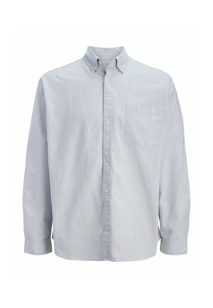 Cămașă albastru deschis cu mâneci lungi, nasturi și dungi verticale subțiri roșii, cu buzunar pe partea stângă a pieptului, guler cu nasturi.