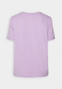 T-shirt lilas, manches courtes, col rond, tissu en coton léger, texture lisse, design uni sans motifs ni accents visibles.