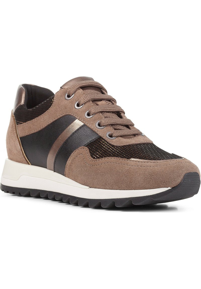 Sneaker in suede marrone e mesh nero con lati testurizzati, dettagli metallici e lacci tondi, caratterizzato da una suola intermedia bianca e una suola in gomma.