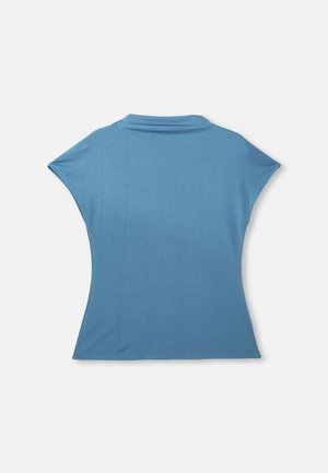 Blå kortermet topp med en myk tekstur, som har høy hals og en tettsittende kropp som blomstrer forsiktig ved kanten.