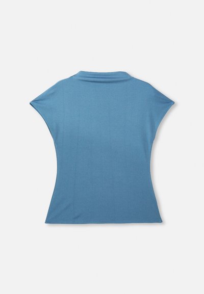 Blå kortermet topp med en myk tekstur, som har høy hals og en tettsittende kropp som blomstrer forsiktig ved kanten.