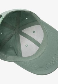 Casquette en coton vert avec une visière incurvée, cinq trous de ventilation et une doublure en tissu confortable. Les coutures intérieures sont soigneusement finies.