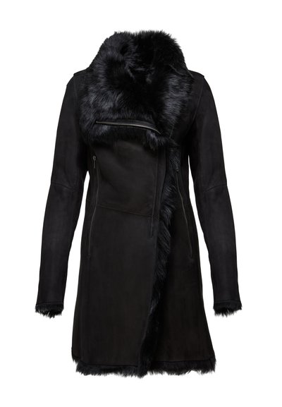 Čierny semišový kabát s golierom a lemom z umelej kožušiny. Má asymetrický dizajn a zipsové predné vrecká. Mäkká textúra, elegantný tvar.