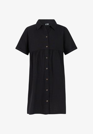 Crna haljina na kopčanje kratkih rukava s naboranim slojevima suknje, izrađena od lagane tkanine, uparena s tamnim sunčanim naočalama i japankama.