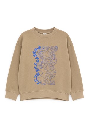 Sudadera beige con cuello redondo con un diseño abstracto de líneas onduladas en azul y texto estilizado en la parte delantera.