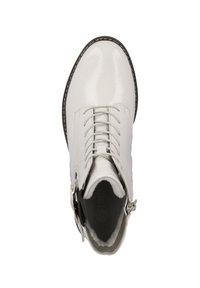 Bottine en cuir verni blanc avec une texture lisse, lacets à l'avant et fermeture éclair sur le côté. Bout rond et détails de couture contrastants.