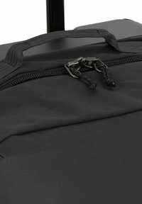 Geantă de voiaj din material textil negru, cu o textură netedă, dotată cu închidere cu fermoar și un mâner rezistent. Accentele de hardware solide sunt vizibile.