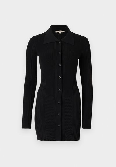 Černé žebrované pletené šaty s dlouhými rukávy, špičatým límcem a šesti předními knoflíky. Materiál má texturovaný vzhled.