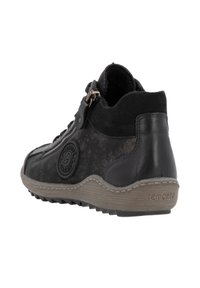Botte noire de cheville avec un dessus texturé et des accents en cuir. Dotée d'une fermeture éclair latérale et d'une semelle en caoutchouc avec une adhérence à motif pour plus de traction.