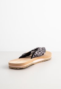 Zwarte en grijze luipaardprint flip-flops met een textuurband, een gevoerd voetbed en een lichtbruine rubberen zool.