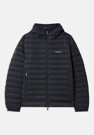 Jachetă puffer neagră cu glugă, având un design pătrățos orizontal, închidere cu fermoar în față și două buzunare laterale cu fermoar.