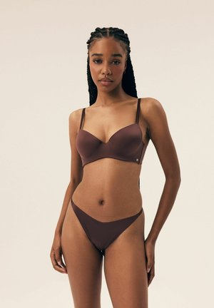 Braun nahtloser BH mit vorgeformten Cups und verstellbaren Trägern, kombiniert mit einem passenden Bikini-Höschen mit einem V-förmigen Frontdesign.