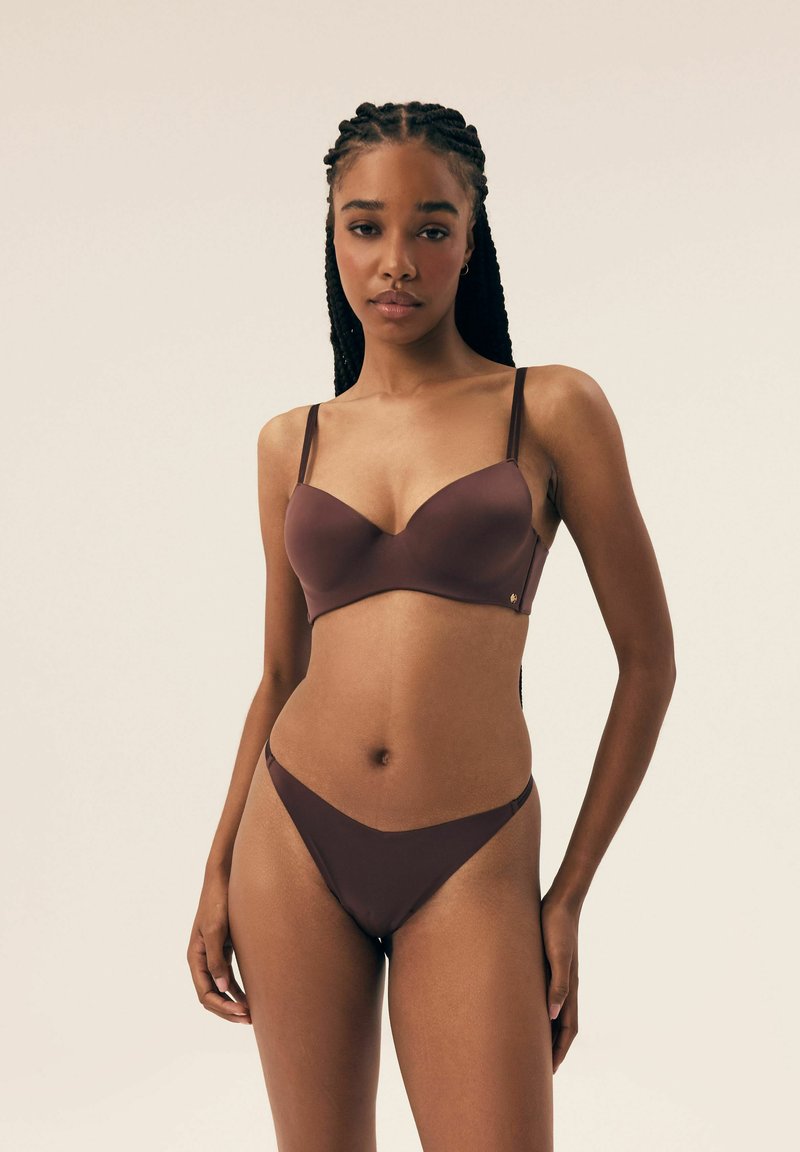 Braun nahtloser BH mit vorgeformten Cups und verstellbaren Trägern, kombiniert mit einem passenden Bikini-Höschen mit einem V-förmigen Frontdesign.