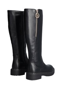 Stivali neri in pelle alti fino al ginocchio con cerniera laterale, punta arrotondata, suola spessa e piccolo dettagli in rivetti lungo la piattaforma.