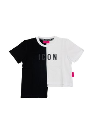 Maglietta a maniche corte bianco e nero divisa verticalmente con la scritta "ICON" stampata sul petto e etichette del marchio rosa sul colletto e sul lato.