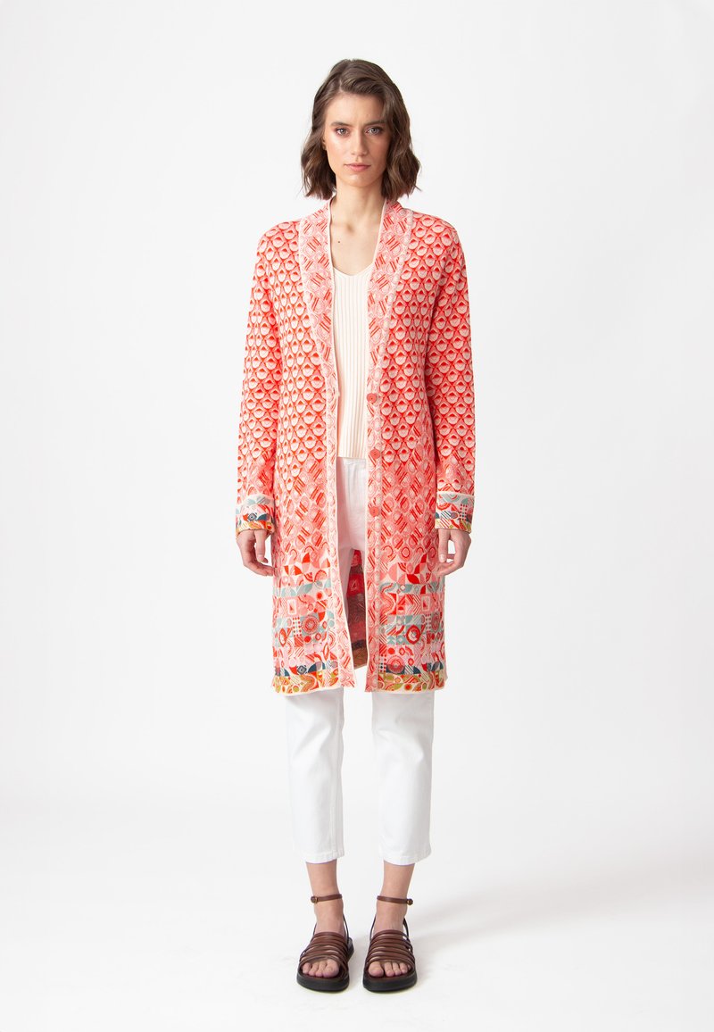 Garšs atvērtais kardigāns ar spilgti korālā krāsā rakstu, viegla auduma, dekoratīvas piedurknes ar daudzkrāsainu ziedu dizainu.