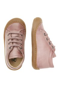 Scarpe in pelle rosa con punta rotonda, design con lacci e suola in gomma color sabbia. Texture liscia con un leggero lucido.