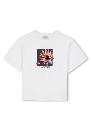 T-shirt blanc à manches courtes avec un graphisme de fleur rouge et rose dans un carré sombre et le mot "LANVIN" sous le motif.