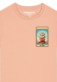 Pfirsichfarbener T-Shirt aus weichem Stoff, mit einem bunten Donut-Graphic in rechteckigem Design auf der linken Brustseite.