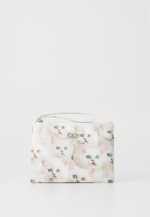 Sacca con zip realizzata in tessuto, caratterizzata da un motivo ripetitivo di gattini bianchi con occhi azzurri, orecchie rosa chiaro e un gancio in metallo argentato.