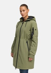 Olijfgroene waterdichte parka met een capuchon, zwarte accenten, een koord in de taille, elastische manchetten en ritszakken aan de zijkant.